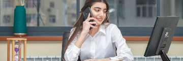 Chica en oficina hablando por teléfono