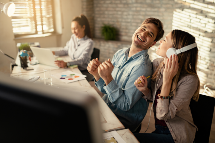 Empresarios celebrando el emprendimiento
